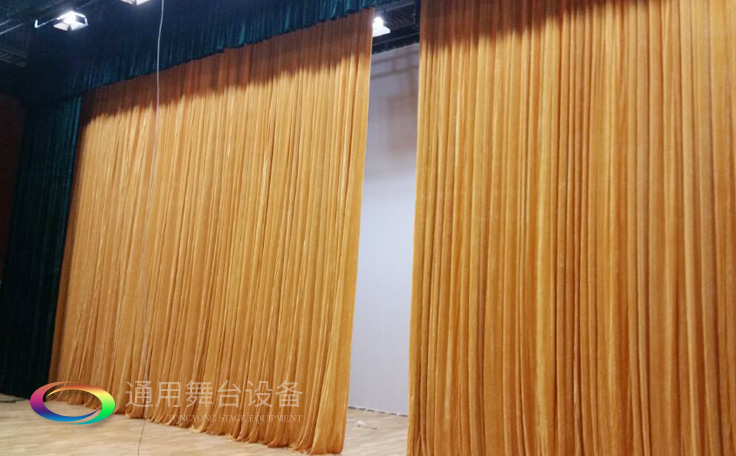 舞臺大幕舞臺阻燃幕布m.syybl.cn、二、三道幕等分割表演區(qū)域，移換場景不間斷