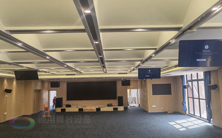 科技賦能，匠心筑造 通用舞臺(tái)承建南京某學(xué)院報(bào)告廳即將圓滿交付，打造現(xiàn)代化多功能學(xué)術(shù)殿堂