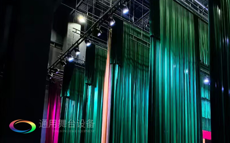 打造區(qū)域性融媒體綜合服務(wù)的新標(biāo)桿！曲靖融媒體中心全新舞臺幕布系統(tǒng)投入使用